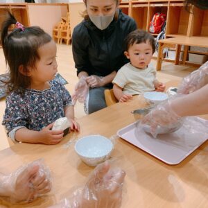おにぎり作りで食育♪｜大阪の企業主導型保育園リコラ