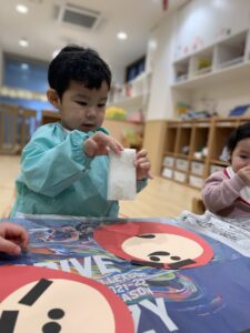 みんなで福笑いをして遊びました｜大阪の企業主導型保育園リコラ