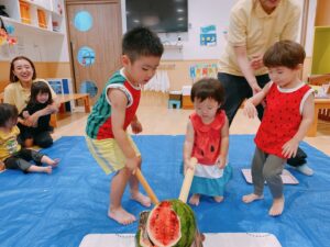 スイカ割りをしました|大阪の企業主導型保育園リコラ